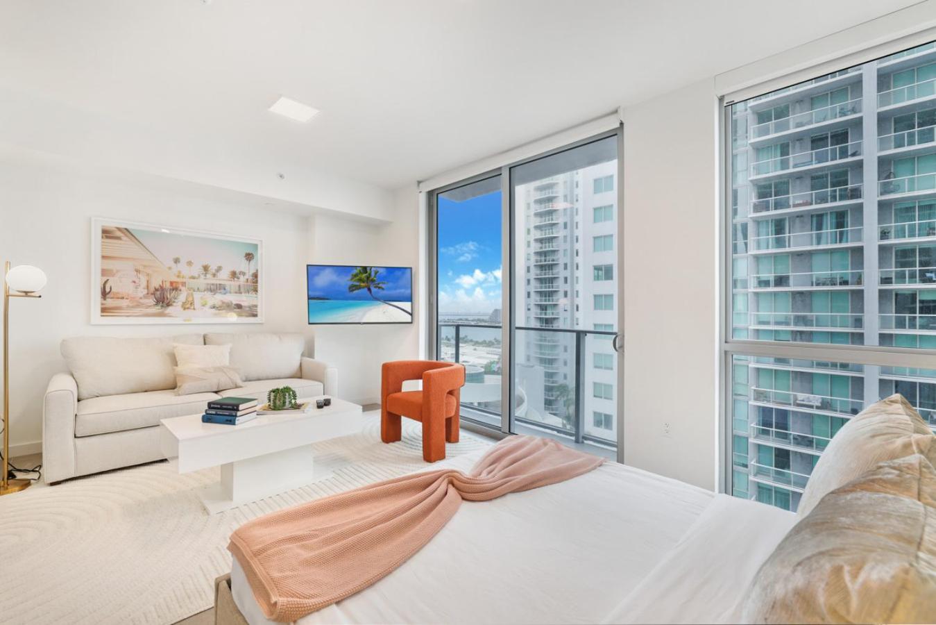 Designer Downtown With Rooftop Pool And Gym Apartment Miami